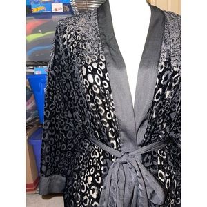 Women’s Black Velvet Van Winkle & Co. Leopard Print Robe 🖤